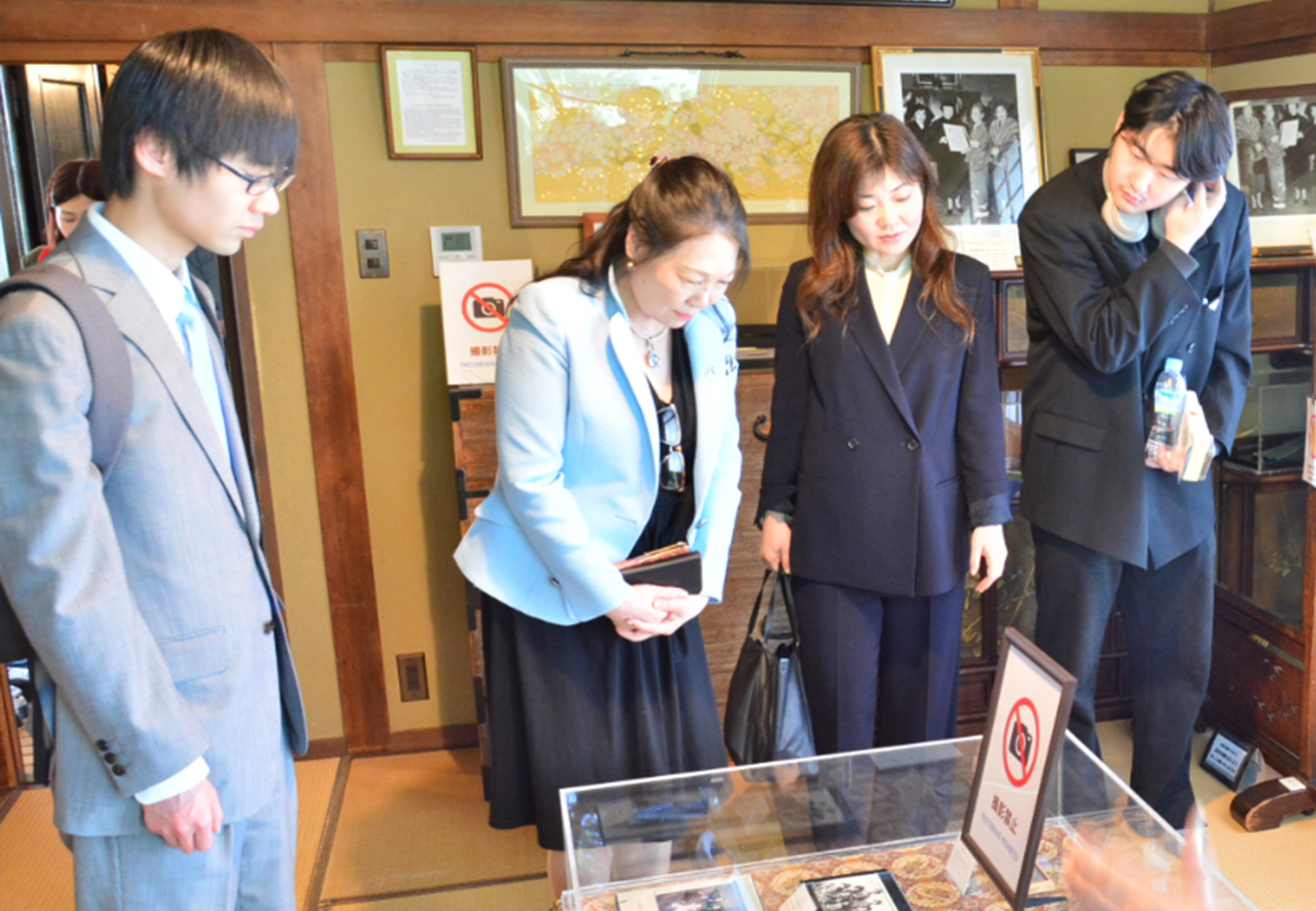 鳩山会館内の見学は、興味津々で全員参加。薫先生の部屋で偉業に感心して見入る栗田会長