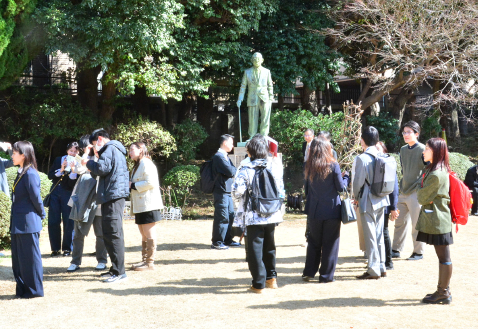 暖かい日差しの中、思い思いに庭を見学。バラの咲く頃に是非もう一度訪れたいと口を揃えていた
