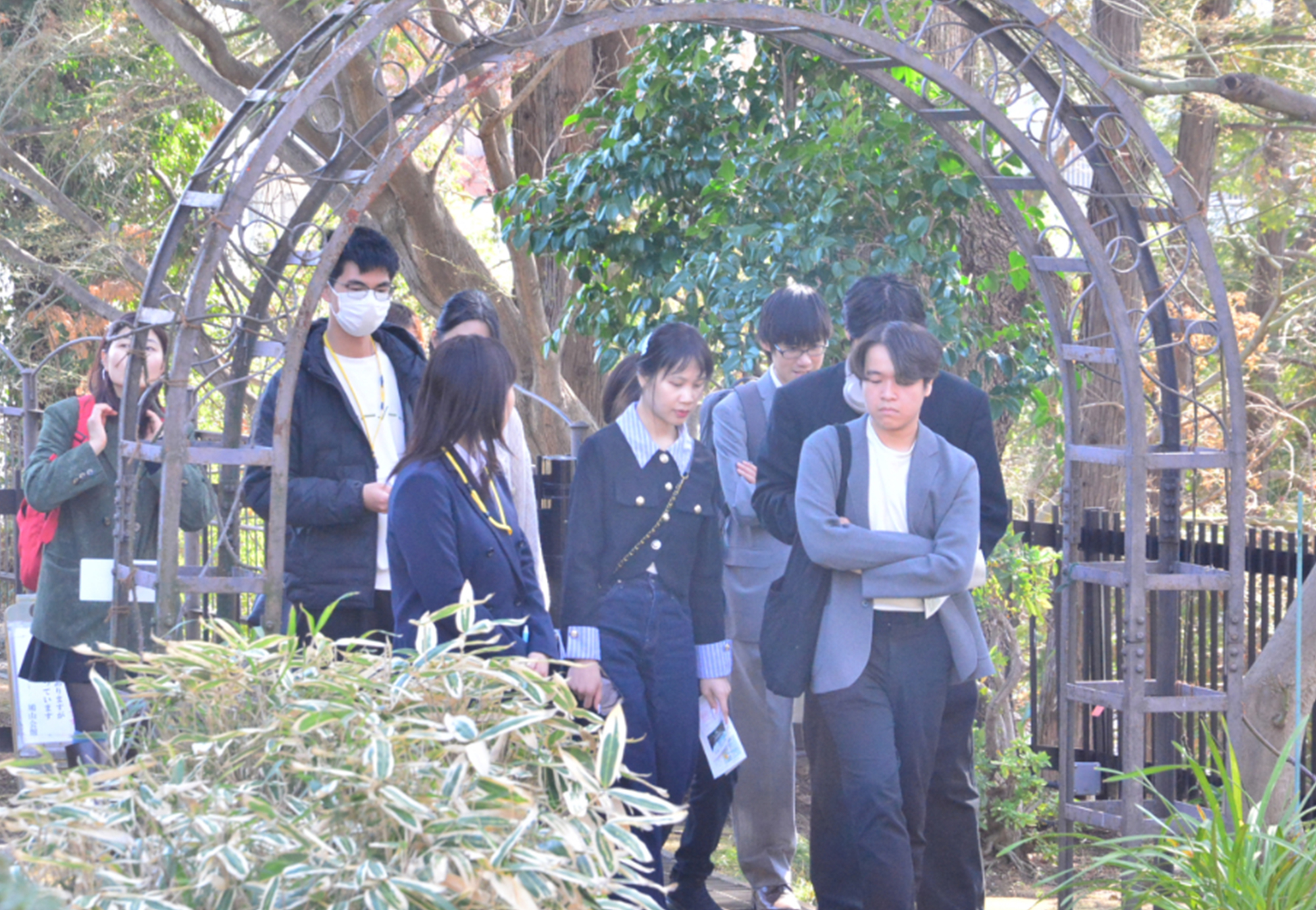 旧家屋にも興味を示し、是非見たいと庭の奥へ。古い日本家屋はなかなか見る機会が無いからと