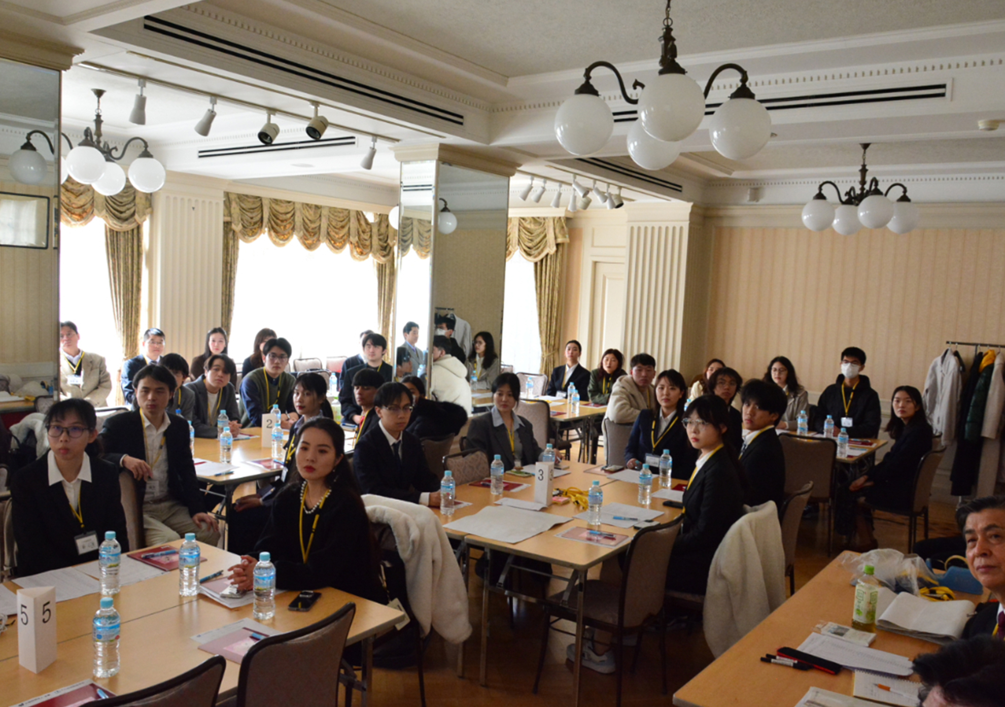 会場は和やかさの中にも熱気が溢れ、若いエネルギーが楽しそうに討論を交わしていた